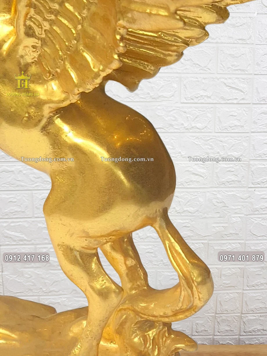 Toàn bộ bề mặt tượng ngựa được dát vàng 9999 vô cùng sang trọng